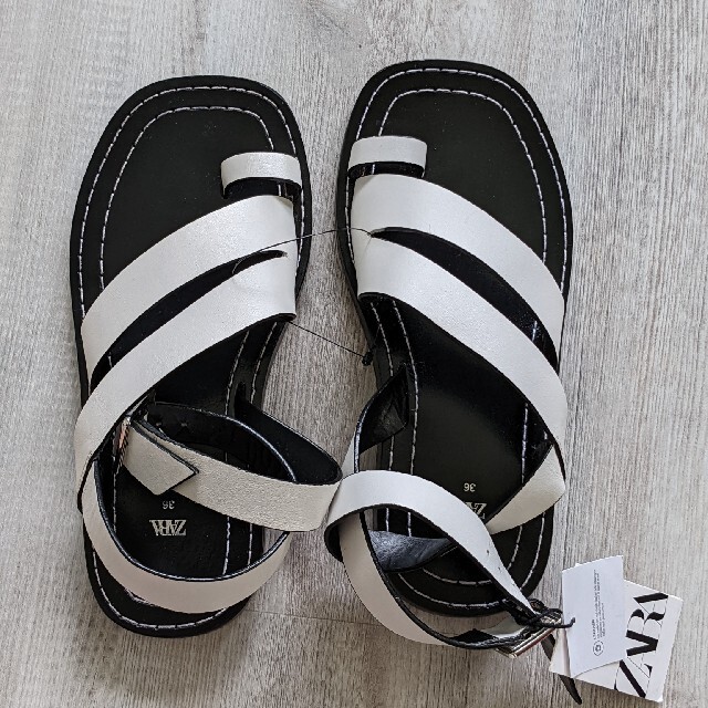 ZARA - 【1点のみ】ZARA レザーフラットサンダル 36サイズ ZARA - 【1点のみ】ZARA レザーフラットサンダル 36サイズ