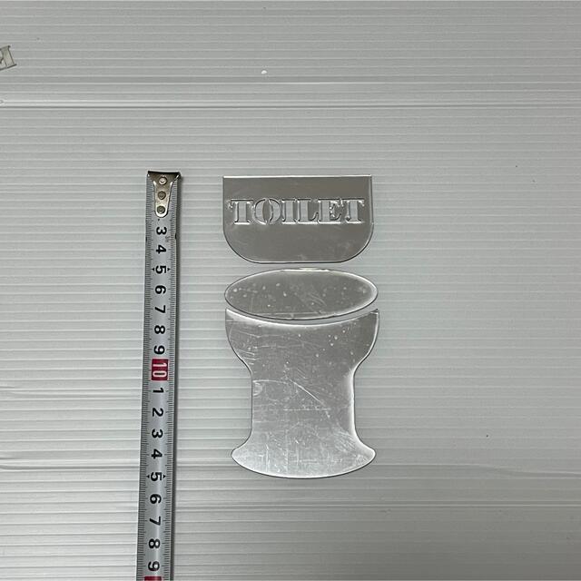 シルバー　トイレ　サインプレート　両面テープ付き インテリア/住まい/日用品のインテリア小物(その他)の商品写真
