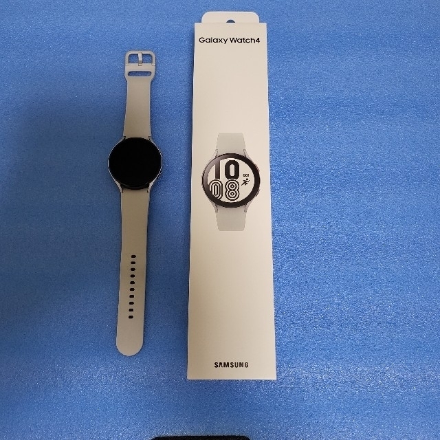 Galaxy(ギャラクシー)のSamsung galaxy watch4 44mm シルバー スマホ/家電/カメラのスマートフォン/携帯電話(その他)の商品写真