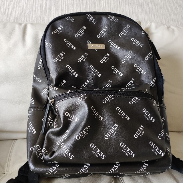 GUESS(ゲス)の【美品】GUESS（ゲス） 柄 リュック レディースのバッグ(リュック/バックパック)の商品写真