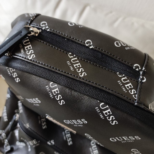 GUESS(ゲス)の【美品】GUESS（ゲス） 柄 リュック レディースのバッグ(リュック/バックパック)の商品写真