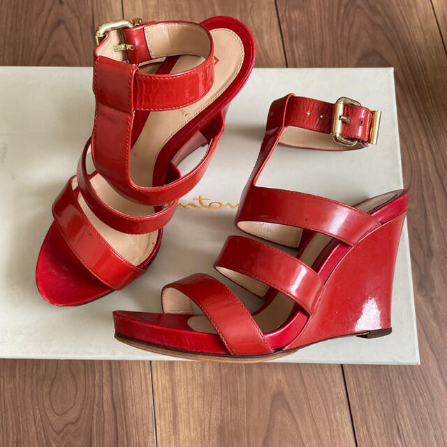 FENDI(フェンディ)の【送料込】Fendi 赤エナメルサンダル レディースの靴/シューズ(サンダル)の商品写真