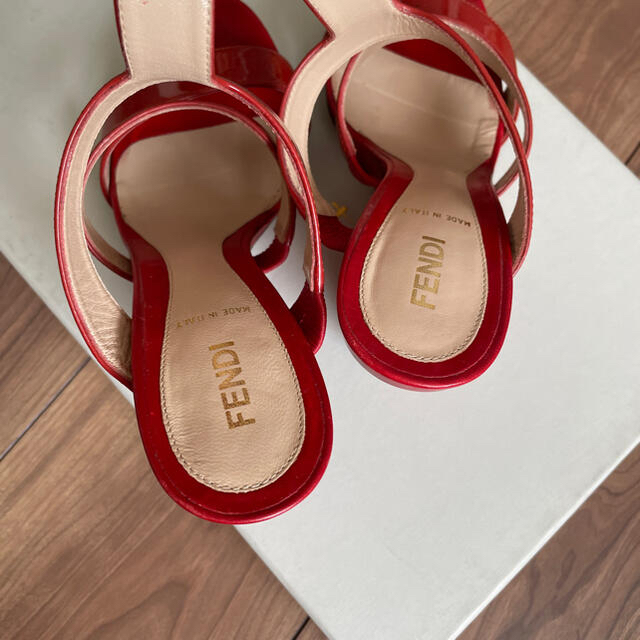 FENDI(フェンディ)の【送料込】Fendi 赤エナメルサンダル レディースの靴/シューズ(サンダル)の商品写真