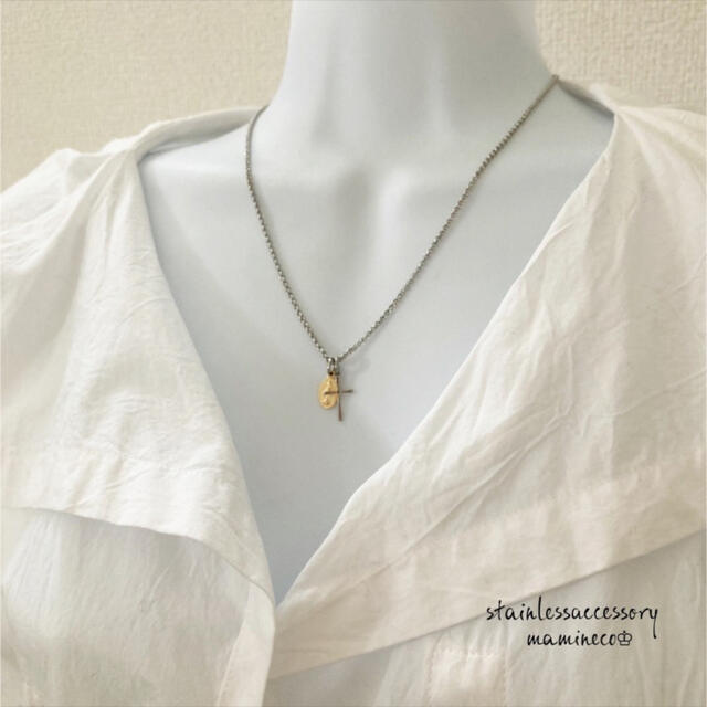 ステンレス製 華奢クロスとゴールドメダイ(小)のネックレス ロールチェーン レディースのアクセサリー(ネックレス)の商品写真