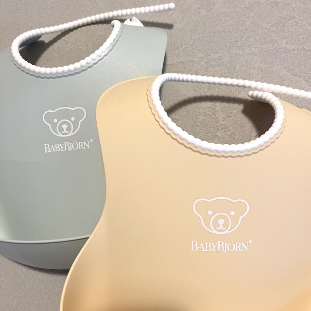 BABYBJORN(ベビービョルン)の【美品】ベビービョルン シリコンエプロン 2枚セット  キッズ/ベビー/マタニティの授乳/お食事用品(お食事エプロン)の商品写真