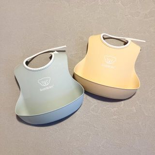 ベビービョルン(BABYBJORN)の【美品】ベビービョルン シリコンエプロン 2枚セット (お食事エプロン)