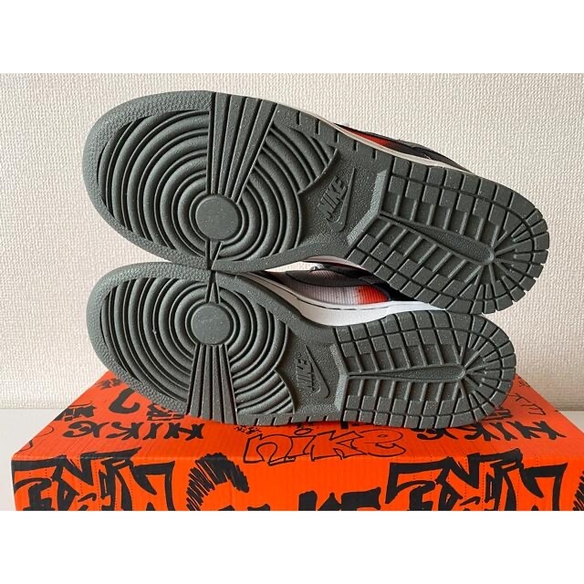 NIKE(ナイキ)のナイキ ダンクロー グラフィティ  ブラック/レッド　新品 24.5cm メンズの靴/シューズ(スニーカー)の商品写真