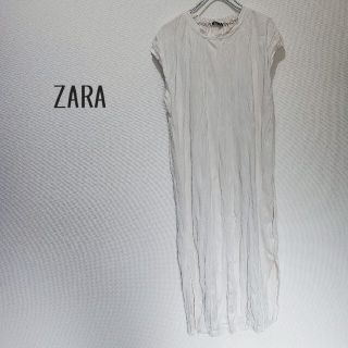 ザラ(ZARA)のzara シワ加工 白ワンピース(ロングワンピース/マキシワンピース)