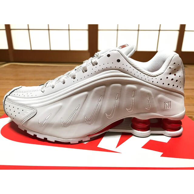 NIKE(ナイキ)のNIKE SHOX R4 NEYMAR JR. PLATINUM TINT 25 メンズの靴/シューズ(スニーカー)の商品写真