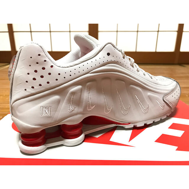 NIKE(ナイキ)のNIKE SHOX R4 NEYMAR JR. PLATINUM TINT 25 メンズの靴/シューズ(スニーカー)の商品写真