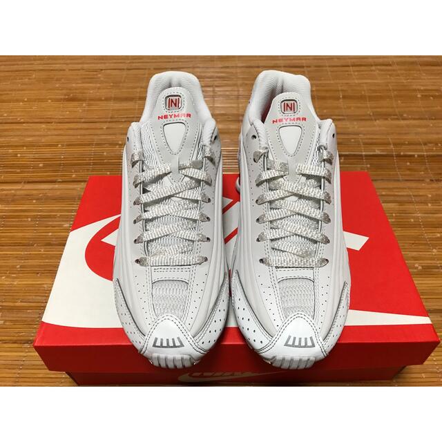 NIKE(ナイキ)のNIKE SHOX R4 NEYMAR JR. PLATINUM TINT 25 メンズの靴/シューズ(スニーカー)の商品写真