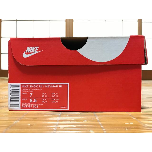 NIKE(ナイキ)のNIKE SHOX R4 NEYMAR JR. PLATINUM TINT 25 メンズの靴/シューズ(スニーカー)の商品写真