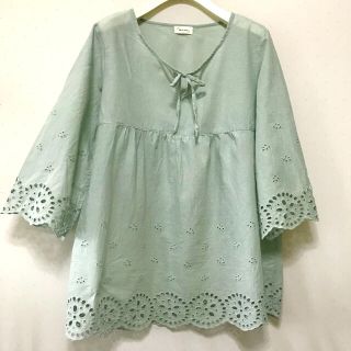 くすみグリーン　刺繍カットソー　サイズ2L(カットソー(長袖/七分))