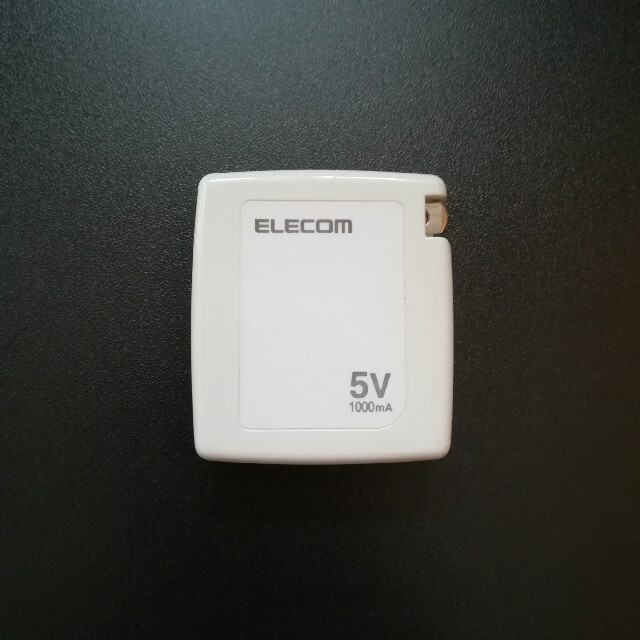 ELECOM(エレコム)のELECOM　AVD-ACAU1NWH　！USBコネクタ用AC充電器　ホワイト スマホ/家電/カメラのスマートフォン/携帯電話(バッテリー/充電器)の商品写真