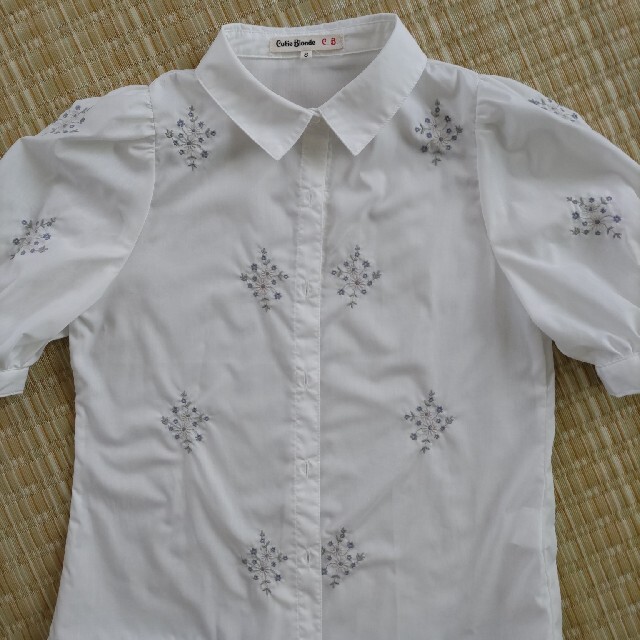 花柄模様の刺繍ブラウス | clinicaversalles.com.pe