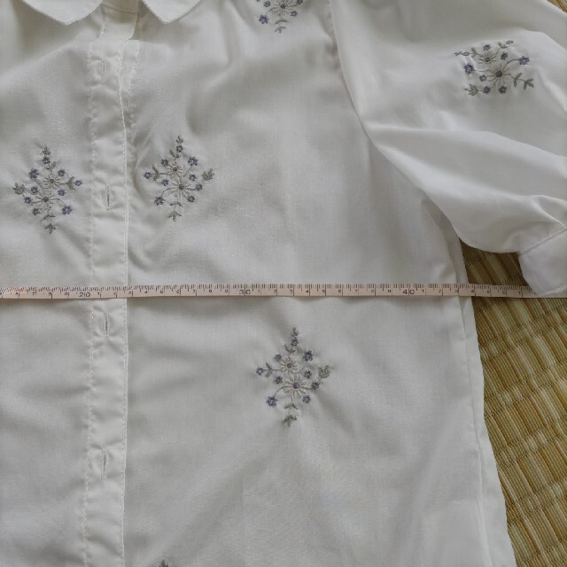 花柄模様の刺繍ブラウス | clinicaversalles.com.pe