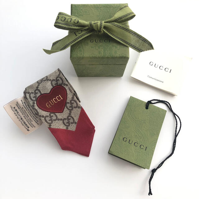 Gucci(グッチ)のGUCCI 2021 バレンタイン 限定 ハート シルク ネックボウ レディースのファッション小物(バンダナ/スカーフ)の商品写真