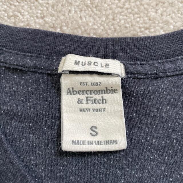 Abercrombie&Fitch(アバクロンビーアンドフィッチ)のアバクロ　abercrombie&fitch Tシャツ　紺　黒 メンズのトップス(Tシャツ/カットソー(半袖/袖なし))の商品写真