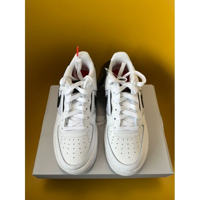 NIKE(ナイキ)の23.5cm 新品 NIKE J AIR FORCE 1 LV8 エアフォース1 レディースの靴/シューズ(スニーカー)の商品写真