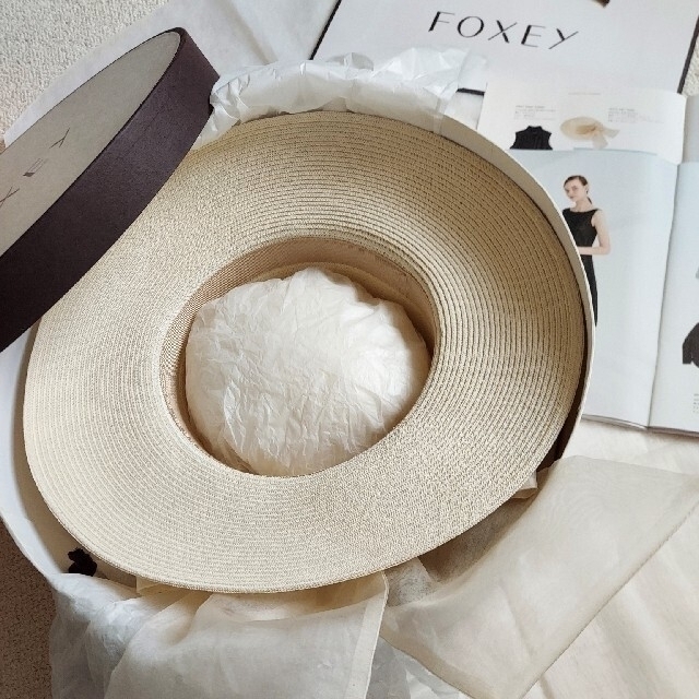 FOXEY(フォクシー)のFOXEY❤️【Hat Torte】👒ホワイト  杉咲花さん着 ストローハット レディースの帽子(麦わら帽子/ストローハット)の商品写真
