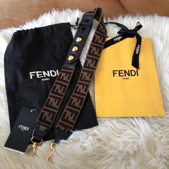 FENDI フェンディ ストラップユーカルティエ