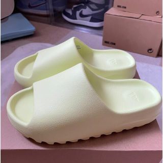 アディダス(adidas)のYeezy Slide Green Glow 26.5(サンダル)