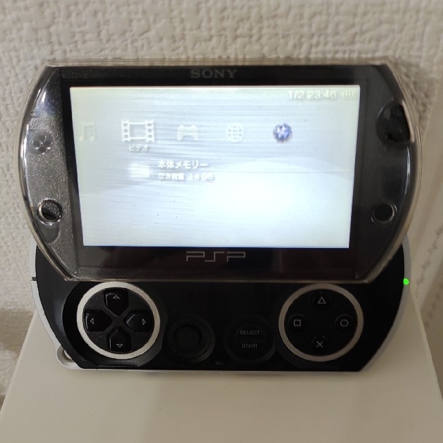 PlayStation Portable(プレイステーションポータブル)のPSP go ピアノ·ブラック(PSP-N1000PB) エンタメ/ホビーのゲームソフト/ゲーム機本体(携帯用ゲーム機本体)の商品写真