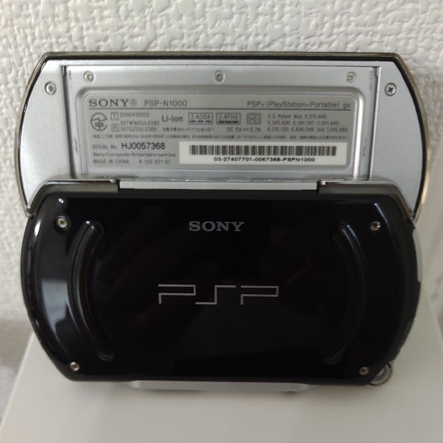 PlayStation Portable(プレイステーションポータブル)のPSP go ピアノ·ブラック(PSP-N1000PB) エンタメ/ホビーのゲームソフト/ゲーム機本体(携帯用ゲーム機本体)の商品写真