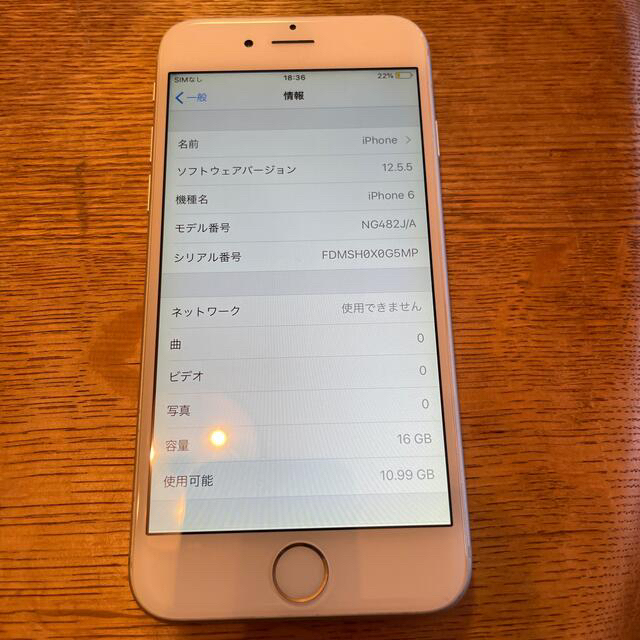iPhone(アイフォーン)のiPhone6 16GB ホワイト　& ブラック スマホ/家電/カメラのスマートフォン/携帯電話(スマートフォン本体)の商品写真