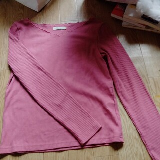 アースミュージックアンドエコロジー(earth music & ecology)のearthのピンク長袖Tシャツです。(Tシャツ(長袖/七分))
