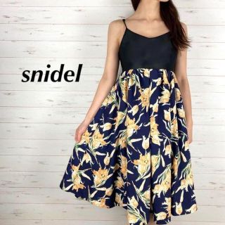 スナイデル(SNIDEL)のsnidel スナイデル 花柄 切り替え 膝丈 ノースリーブ フレア ワンピース(ひざ丈ワンピース)