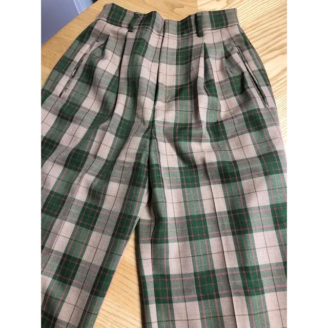 Ameri VINTAGE(アメリヴィンテージ)の2TUCKS STRAIGHT PANTS(M) レディースのパンツ(カジュアルパンツ)の商品写真