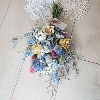デルフィニュームとバラと瑠璃玉アザミのブルー系ドライフラワースワッグ 花束ブーケ(ブーケ)