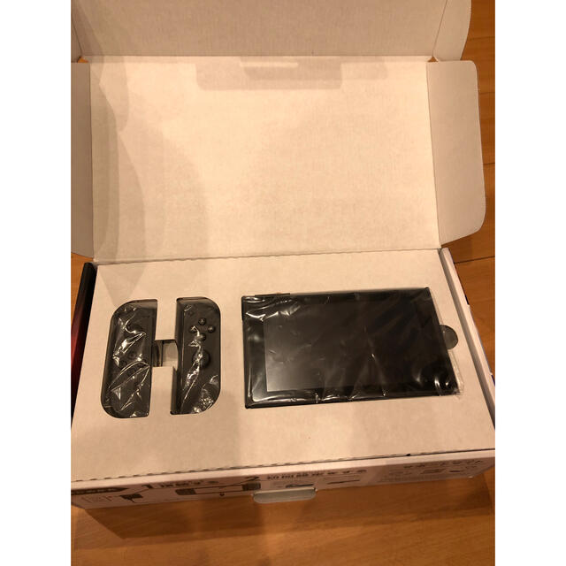 Nintendo Switch(ニンテンドースイッチ)の任天堂　Switch 美品　送料込み エンタメ/ホビーのゲームソフト/ゲーム機本体(携帯用ゲーム機本体)の商品写真