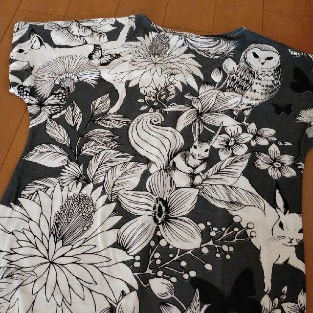 ScoLar(スカラー)のis scolar アニマル 花柄 総柄 Tシャツ モノトーン レディースのトップス(カットソー(半袖/袖なし))の商品写真