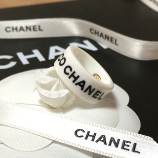 シャネル(CHANEL)の《chi様 ご専用》シャネル ロゴ 指輪 リング ホワイト(リング(指輪))