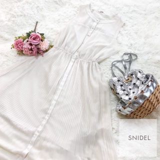 スナイデル(SNIDEL)の美品☆スナイデル snidel マキシプリーツワンピース オフホワイト(ロングワンピース/マキシワンピース)