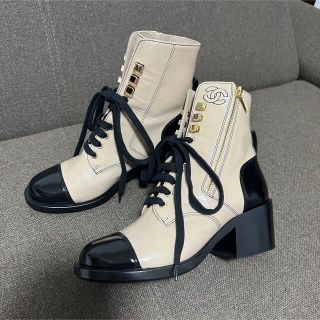 シャネル(CHANEL)のCHANEL シャネル ブーツ ショートブーツ ベージュ エナメル　お値下げです(ブーツ)