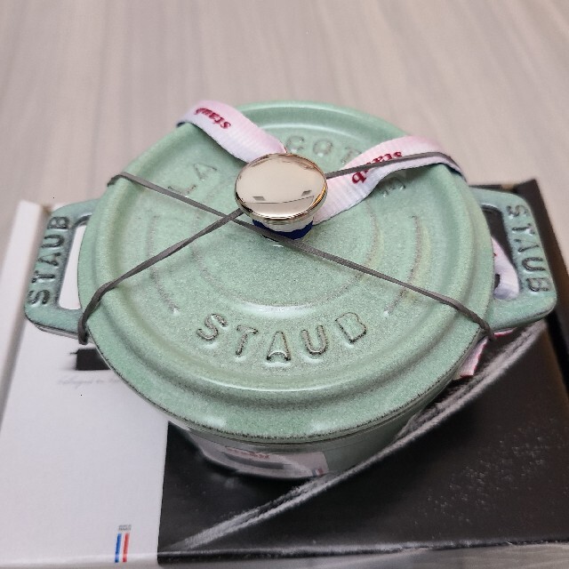 STAUB(ストウブ)の新品 ストウブ セージグリーン 10cm インテリア/住まい/日用品のキッチン/食器(鍋/フライパン)の商品写真