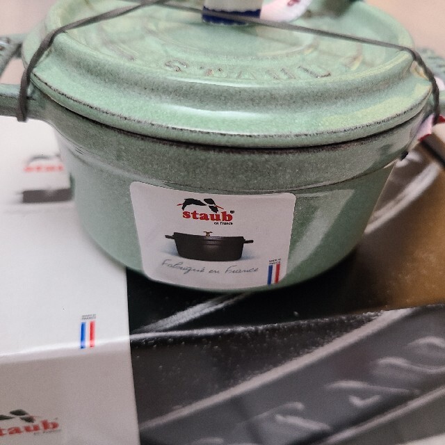 STAUB(ストウブ)の新品 ストウブ セージグリーン 10cm インテリア/住まい/日用品のキッチン/食器(鍋/フライパン)の商品写真