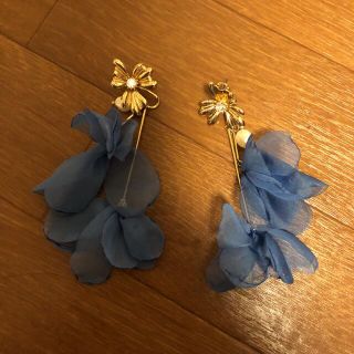 ザラ(ZARA)のZaraブルーフラワーピアス(ピアス)