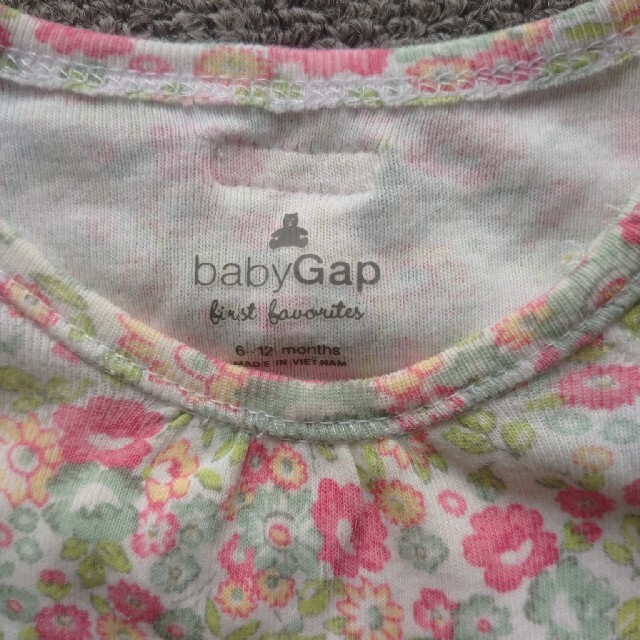 babyGAP(ベビーギャップ)の値下げ！BabyGAP　花柄ロンパース キッズ/ベビー/マタニティのベビー服(~85cm)(ロンパース)の商品写真