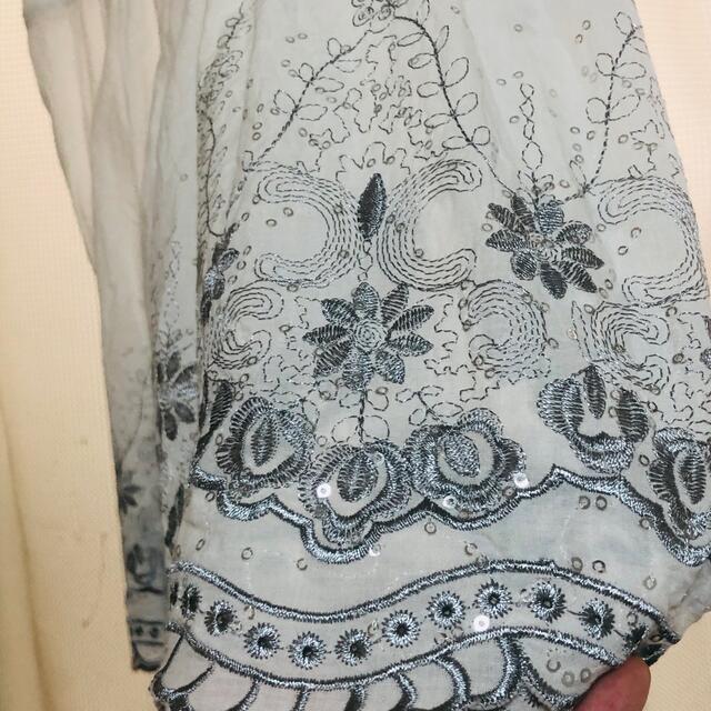 ベルメゾン　綿　白　チュニックブラウス　シルバー刺繍 レディースのトップス(シャツ/ブラウス(半袖/袖なし))の商品写真