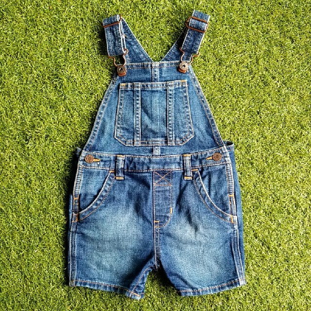 babyGAP(ベビーギャップ)のGAP　BABY  デニム　オーバーオール　80 キッズ/ベビー/マタニティのベビー服(~85cm)(ロンパース)の商品写真