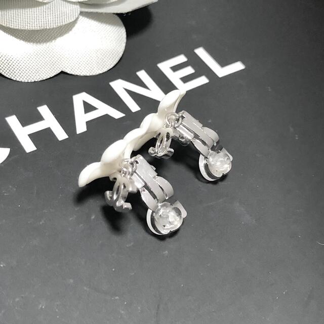 CHANEL(シャネル)のシャネル　イヤリング　ココマーク　フラワー　花　スイング　銀　ストーン　白　☆ レディースのアクセサリー(イヤリング)の商品写真