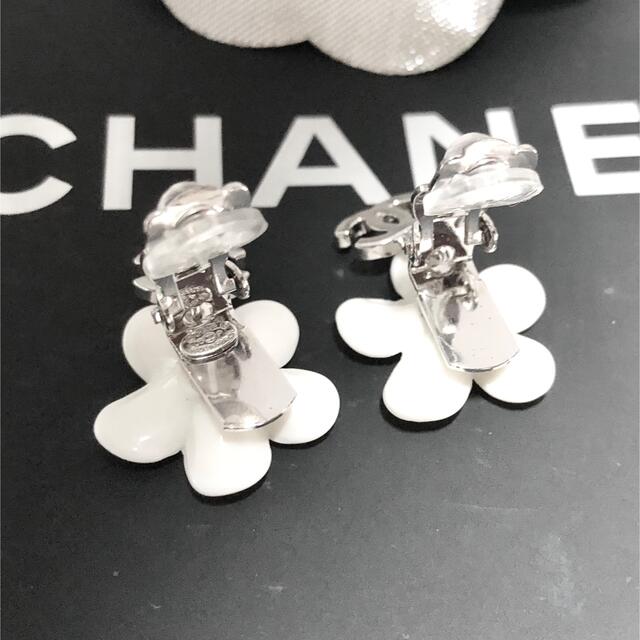 CHANEL(シャネル)のシャネル　イヤリング　ココマーク　フラワー　花　スイング　銀　ストーン　白　☆ レディースのアクセサリー(イヤリング)の商品写真