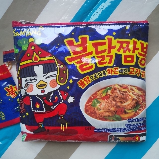 ブルダック★韓国★ラーメン★リメイクポーチ★おもしろポーチ レディースのファッション小物(ポーチ)の商品写真