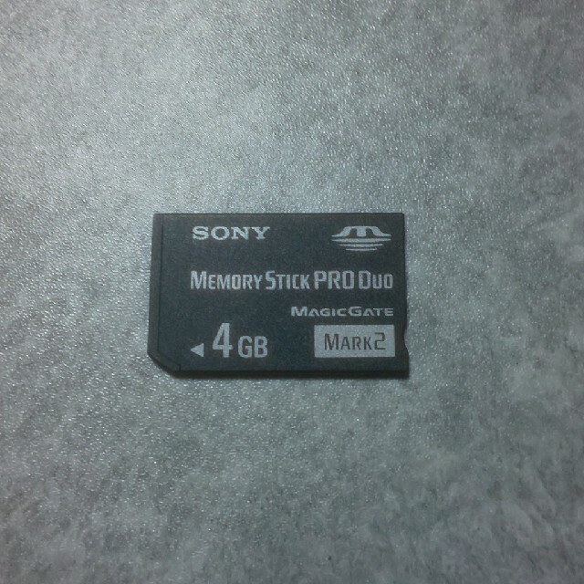 PlayStation Portable(プレイステーションポータブル)のメモリースティック Pro Duo 4GB（SONY製） エンタメ/ホビーのゲームソフト/ゲーム機本体(携帯用ゲーム機本体)の商品写真