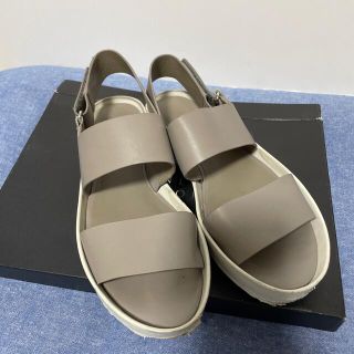 ビンス(Vince)のvince ベージュ　サンダル　ハワイ購入(サンダル)