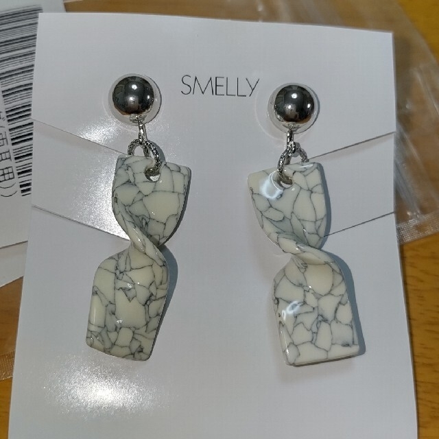 SMELLY(スメリー)の新品 SMELLY イヤリング マーブル ホワイト系 レディースのアクセサリー(イヤリング)の商品写真